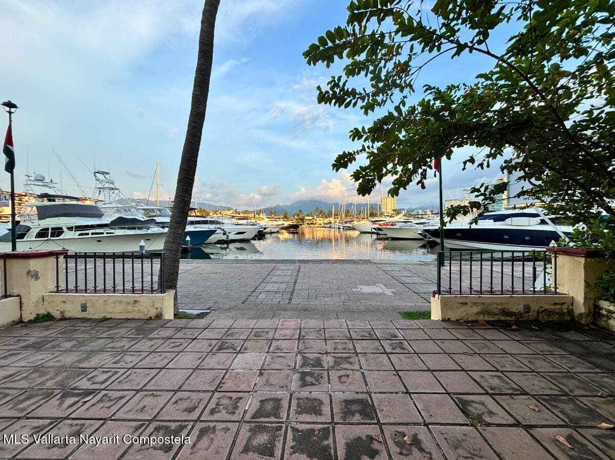Local 1, Marina Vallarta