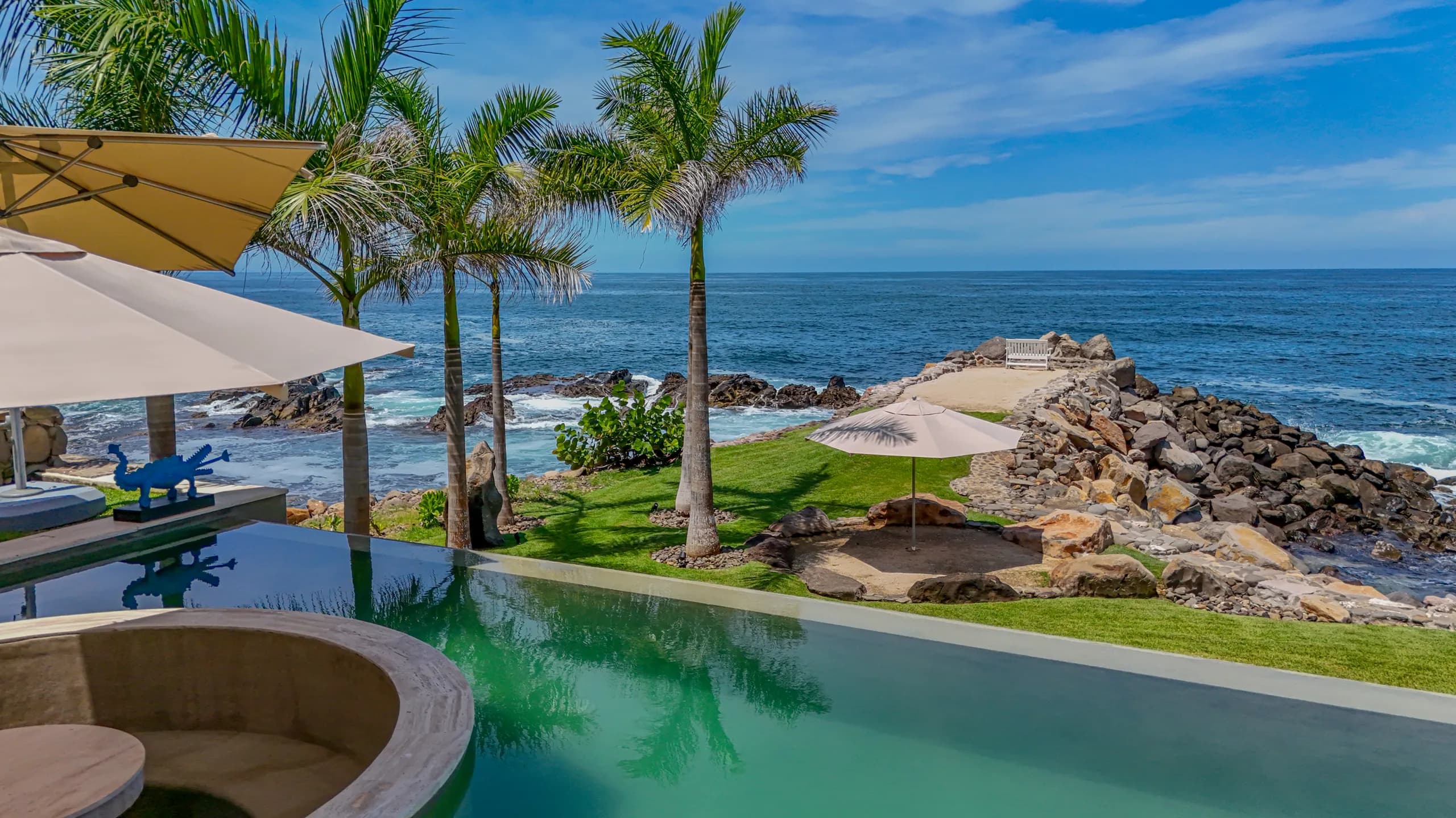 Infinity-edge pool overlooking the Pacific, designed to merge architecture, landscape, and oceanfront living into a single experience.